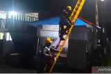 Petugas Pelayanan Teknik (Yantek) PT PLN (Persero) Unit Induk Distribusi Kalimantan Selatan dan Kalimantan Tengah menangani gangguan kelistrikan hingga malam hari sebagai bagian dari pelayanan yang diberikan kepada pelanggan untuk memastikan kelancaran dan kenyamanan aliran listrik seluruh wilayah pada dua provinsi itu. Foto diambil saat sejumlah petugas yantek PLN tengah menangani gangguan kelistrikan beberapa waktu lalu.
