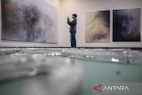 Pengunjung mengamati karya yang dipamerkan pada Every Solid Thing Leaves A Trace di Galeri ArtSociates - Lawangwangi, Kabupaten Bandung Barat, Jawa Barat, Jumat (3/10/2025). Pameran tunggal dari seniman Galih Adika Paripurna yang berlangsung hingga 13 Oktober tersebut menyajikan puluhan lukisan hasil telusur imaji dan imajinasi keseharian menggunakan media bidang logam datar, kertas konkrit dan lapisan akrilik. ANTARA FOTO/Abdan Syakura/agr