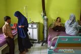Orang tua mendampingi anaknya saat dirawat di Puskesmas Kawali, Kabupaten Ciamis, Jawa Barat, Jumat (3/10/2025). Sebanyak 16 siswa dari SD Negeri 1 Sindangsari, MI PUI Pogorsari, dan SD Negeri 5 Karangpawitan, mengalami keracunan yang diduga akibat menyantap hidangan Makan Bergizi Gratis (MBG). ANTARA FOTO/Adeng Bustomi/agr
