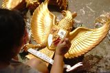 Perajin menyelesaikan pewarnaan patung lambang garuda pancasila berbahan resin di IKM Garuda Pancasila Desa Kunir, Blitar, Jawa Timur, Jumat (3/10/2025). Patung lambang garuda pancasila berbahan resin yang dijual mulai harga Rp70 ribu hingga Rp130 ribu per unit itu lebih diminati masyarakat karena murah namun lebih kuat dan tahan lama dibanding patung sejenis model lama dari bahan kayu ataupun semen/cor. Antara Jatim/Destyan Sujarwoko/um