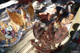 Perajin memproduksi patung lambang garuda pancasila berbahan resin di IKM Garuda Pancasila Desa Kunir, Blitar, Jawa Timur, Jumat (3/10/2025). Patung lambang garuda pancasila berbahan resin yang dijual mulai harga Rp70 ribu hingga Rp130 ribu per unit itu lebih diminati masyarakat karena murah namun lebih kuat dan tahan lama dibanding patung sejenis model lama dari bahan kayu ataupun semen/cor. Antara Jatim/Destyan Sujarwoko/um