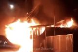 Kebakaran rumah makan di Jakarta Barat, 10 unit pemadam dikerahkan