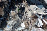 Foto udara tim gabungan melakukan pembongkaran material untuk memudahkan pencarian korban bangunan mushalla ambruk di Pondok Pesantren (Ponpes) Al Khoziny di Kecamatan Buduran, Sidoarjo, Jawa Timur, Sabtu (4/10/2025). Kepala Pusat Data, Informasi dan Komunikasi Kebencanaan BNPB, Abdul Muhari menyatakan total korban tercatat sebanyak 167 orang, 118 orang telah ditemukan dengan rincian 103 orang selamat, 14 orang meninggal dunia dan satu orang kembali ke rumah tanpa memerlukan penanganan medis lanjutan dan sebanyak 49 orang diduga masih tertimbun material bangunan. Antara Jatim/Umarul Faruq