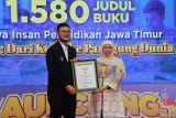 Gubernur Jawa Timur Khofifah Indar Parawansa (kanan) menerima piagam MURI dari Customer Relation Manager MURI Lutvi Syah Pradana saat peluncuran, pameran dan bedah buku karya insan pendidikan se-Jawa Timur di Surabaya, Jawa Timur, Sabtu (4/10/2025). Peluncuran buku karya guru, siswa dan tenaga kependidikan tersebut tercatat dalam rekor Museum Rekor Dunia Indonesia (MURI) dengan jumlah total 1.580 judul buku. ANTARA Jatim/Moch Asim.