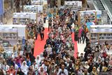 Para tamu undangan mengangkat buku saat peluncuran, pameran dan bedah buku karya insan pendidikan se-Jawa Timur di Surabaya, Jawa Timur, Sabtu (4/10/2025). Peluncuran buku karya guru, siswa dan tenaga kependidikan tersebut tercatat dalam rekor Museum Rekor Dunia Indonesia (MURI) dengan jumlah total 1.580 judul buku. ANTARA Jatim/Moch Asim.