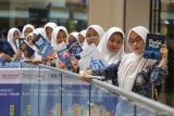 Pelajar SMK Negeri 1 Tuban memperlihatkan buku yang dibawa saat peluncuran, pameran dan bedah buku karya insan pendidikan se-Jawa Timur di Surabaya, Jawa Timur, Sabtu (4/10/2025). Peluncuran buku karya guru, siswa dan tenaga kependidikan tersebut tercatat dalam rekor Museum Rekor Dunia Indonesia (MURI) dengan jumlah total 1.580 judul buku. ANTARA Jatim/Moch Asim.