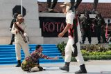 Seniman memerankan cerita pemberontakan tentara PETA (Pembela Tanah Air) saat pementasan teater di monumen pemberontakan PETA di Kota Blitar, Jawa Timur, Minggu (5/10/2025). Teatrikal yang melibatkan sejumlah seniman dan siswa bertajuk Satria Palagan PETA tersebut digelar dalam rangka peringatan HUT TNI ke-80. Antara Jatim/Irfan Anshori/um