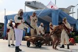 Seniman memerankan cerita pemberontakan tentara PETA (Pembela Tanah Air) saat pementasan teater di monumen pemberontakan PETA di Kota Blitar, Jawa Timur, Minggu (5/10/2025). Teatrikal yang melibatkan sejumlah seniman dan siswa bertajuk Satria Palagan PETA tersebut digelar dalam rangka peringatan HUT TNI ke-80. Antara Jatim/Irfan Anshori/um