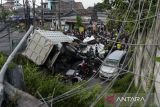 Kondisi truk yang rusak akibat terjun dari ruas tol Tangerang-Merak di Kaligandu, Kota Serang, Banten, Sabtu (4/10/2025). Kecelakaan truk tronton bernomor polisi B 9235 KIS yang melaju dari arah Tangerang menuju Merak tersebut diduga akibat sopir mengantuk sehingga mengakibatkan truk terjun bebas hingga ke underpass pas tol pada pukul 14.00 WIB dan menyebabkan dua kendaraan tertimpa, serta lima orang dilarikan ke rumah sakit. ANTARA FOTO/Muhammad Bagus Khoirunas/gp