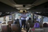 Petugas menjelaskan rute bus Trans Banten kepada penumpang usai peluncuran di Terminal Pakupatan, Kota Serang, Banten, Sabtu (4/10/2025). Pemerintah Provinsi Banten resmi mengoperasikan sebanyak dua bus Trans Banten koridor Terminal Pakupatan, Kota Serang-Halte Untirta Sindangsari, Kabupaten Serang yang digratiskan hingga akhir tahun 2025 untuk mendorong minat masyarakat menggunakan transportasi publik. ANTARA FOTO/Angga BudhiyantoA/gp