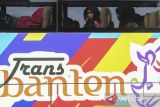 Sejumlah penumpang duduk di dalam bus Trans Banten usai peluncuran di Terminal Pakupatan, Kota Serang, Banten, Sabtu (4/10/2025). Pemerintah Provinsi Banten resmi mengoperasikan sebanyak dua bus Trans Banten koridor Terminal Pakupatan, Kota Serang-Halte Untirta Sindangsari, Kabupaten Serang yang digratiskan hingga akhir tahun 2025 untuk mendorong minat masyarakat menggunakan transportasi publik. ANTARA FOTO/Angga Budhiyanto/gp