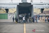 Warga memasuki kabin pesawat Hercules TNI AU saat Open Base di Bandara Husein Sastranegara, Bandung, Jawa Barat, Minggu (5/10/2025). TNI Lanud Husein Sastranegara menggelar Open Base dalam rangka HUT Ke-80 TNI dengan memamerkan 29 unit pesawat angkut milik TNI yang terbuka untuk umum dan gratis. ANTARA FOTO/Raisan Al Farisi/agr
