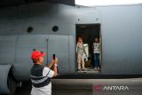 Warga berfoto di dalam pesawat Hercules TNI AU saat Open Base di Bandara Husein Sastranegara, Bandung, Jawa Barat, Minggu (5/10/2025). TNI Lanud Husein Sastranegara menggelar Open Base dalam rangka HUT Ke-80 TNI dengan memamerkan 29 unit pesawat angkut milik TNI yang terbuka untuk umum dan gratis. ANTARA FOTO/Raisan Al Farisi/agr
