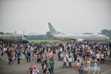 Warga memadati apron di depan pesawat Hercules TNI AU saat Open Base di Bandara Husein Sastranegara, Bandung, Jawa Barat, Minggu (5/10/2025). TNI Lanud Husein Sastranegara menggelar Open Base dalam rangka HUT Ke-80 TNI dengan memamerkan 29 unit pesawat angkut milik TNI yang terbuka untuk umum dan gratis. ANTARA FOTO/Raisan Al Farisi/agr
