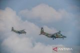 Pesawat Casa NC 212 TNI AU melakukan terbang formasi dalam rangka HUT Ke-80 TNI di langit Kabupaten Purwakarta usai lepas landas dari Bandara Husein Sastranegara, Bandung, Jawa Barat, Minggu (5/10/2025). Sebanyak 10 pesawat Casa NC 212 milik TNI AU dan TNI AL dengan Call Sign Wallet Flight mengikuti terbang formasi dalam rangka HUT Ke-80 TNI yang dipimpin oleh Komandan Squadron 4 TNI AU Letkol Penerbang M. Susilo AdiSaputro. ANTARA FOTO/Raisan Al Farisi/agr