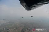 Pesawat Casa NC 212 TNI AU dan TNI AL melakukan terbang formasi dalam rangka HUT Ke-80 TNI di langit Kabupaten Purwakarta usai lepas landas dari Bandara Husein Sastranegara, Bandung, Jawa Barat, Minggu (5/10/2025). Sebanyak 10 pesawat Casa NC 212 milik TNI AU dan TNI AL dengan Call Sign Wallet Flight mengikuti terbang formasi dalam rangka HUT Ke-80 TNI yang dipimpin oleh Komandan Squadron 4 TNI AU Letkol Penerbang M. Susilo AdiSaputro. ANTARA FOTO/Raisan Al Farisi/agr