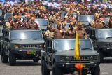 Sejumlah anggota Legiun Veteran Republik Indonesia (LVRI) mengikuti defile pasukan saat upacara peringatan Hari Ulang Tahun (HUT) ke-80 Tentara Nasional Indonesia (TNI) di Silang Monas, Jakarta, Minggu (5/10/2025). Peringatan HUT ke-80 TNI mengusung tema TNI Prima, TNI Rakyat, Indonesia Maju. ANTARA FOTO/Fauzan/wsj.