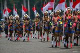 Prajurit TNI menggunakan pakaian adat saat upacara peringatan Hari Ulang Tahun (HUT) ke-80 Tentara Nasional Indonesia (TNI) di Silang Monas, Jakarta, Minggu (5/10/2025). Peringatan HUT ke-80 TNI mengusung tema TNI Prima, TNI Rakyat, Indonesia Maju. ANTARA FOTO/Fauzan/wsj.
