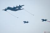 Pesawat udara TNI Angkatan Udara Hercules C-130J melakukan atraksi pengisian bahan bakar di udara ke pesawat tempur T-50i pada upacara peringatan Hari Ulang Tahun (HUT) ke-80 Tentara Nasional Indonesia (TNI) di Silang Monas, Jakarta, Minggu (5/10/2025). Peringatan HUT ke-80 TNI mengusung tema TNI Prima, TNI Rakyat, Indonesia Maju. ANTARA FOTO/Fauzan/wsj.