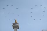 Pesawat udara TNI Angkatan Udata membentuk formasi angka 80 pada upacara peringatan Hari Ulang Tahun (HUT) ke-80 Tentara Nasional Indonesia (TNI) di Silang Monas, Jakarta, Minggu (5/10/2025). Peringatan HUT ke-80 TNI mengusung tema TNI Prima, TNI Rakyat, Indonesia Maju. ANTARA FOTO/Fauzan/wsj.