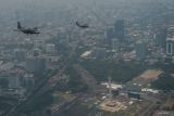 Pesawat Udara Casa NC 212 TNI AU dan TNI AL melakukan terbang formasi dalam rangka HUT ke-80 TNI di atas langit kawasan Silang Monas, Jakarta usai lepas landas dari Bandara Husein Sastranegara, Bandung, Jawa Barat, Minggu (5/10/2025). Sebanyak 10 pesawat Casa NC 212 milik TNI AU dan TNI AL dengan Call Sign Wallet Flight mengikuti terbang formasi dalam rangka HUT ke-80 TNI yang lepas landas dari Bandara Husein Sastranegara menuju Lapangan Monas, Jakarta yang dipimpin oleh Komandan Squadron 4 TNI AU Letkol Penerbang M. Susilo AdiSaputro. ANTARA FOTO/Raisan Al Farisi/wsj.