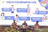 Wakil Ketua Lembaga Perlindungan Saksi dan Korban (LPSK) Wawan Fahruddin (kiri) bersama anggota Komisi XIII DPR Agun Gunandjar Sudarsa (tengah) menyampaikan paparannya pada diskusi urgensi perlindungan saksi dan korban tindak pidana di Pangandaran, Jawa Barat, Sabtu (4/10/2025). Kegiatan yang dihadiri masyarakat, mahasiswa, akademisi, dan pemerintah daerah itu bertujuan meningkatkan pemahaman tentang tugas, fungsi, serta kewenangan LPSK dalam mewujudkan penegakan hukum yang komprehensif dan kolaboratif. ANTARA FOTO/Adeng Bustomi/agr