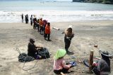 Buruh nelayan menarik jaring tarik di Pantai Sine, Tulungagung, Jawa Timur, Senin (6/10/2025). BPS merilis nilai tukar nelayan (NTN) secara nasional mengalami peningkatan sebesar 0,14 persen, karena It mengalami kenaikan sebesar 0,17 persen, lebih tinggi dari kenaikan Ib yang sebesar 0,03 persen. Antara Jatim/Destyan Sujarwoko/um