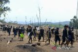 Warga Suku Badui memainkan alunan musik Angklung Buhun saat prosesi tradisi Ngaseuk di Cibengkuang, Lebak, Banten, Minggu (5/10/2025). Tradisi Ngaseuk merupakan ritual tahunan Suku Badui dalam menanam padi gogo di huma atau ladang kering guna memenuhi kebutuhan pangan yang biasa dilaksanakan pada bulan Oktober-November. ANTARA FOTO/Muhammad Bagus Khoirunas/gp