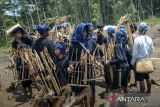 Warga Suku Badui memainkan alunan musik Angklung Buhun saat prosesi tradisi Ngaseuk di Cibengkuang, Lebak, Banten, Minggu (5/10/2025). Tradisi Ngaseuk merupakan ritual tahunan Suku Badui dalam menanam padi gogo di huma atau ladang kering guna memenuhi kebutuhan pangan yang biasa dilaksanakan pada bulan Oktober-November. ANTARA FOTO/Muhammad Bagus Khoirunas/gp