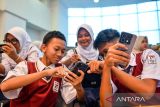 Pelajar Sekolah Menengah Pertama (SMP) mengikuti pelatihan keamanan siber di Kampus Telkom University, Kabupaten Bandung, Jawa Barat, Senin (6/10/2025). Komunitas Indonesia Women in Cybersecurity (IWCS) bersama Telkom University menggelar Cyber Safe Kids atau pelatihan keamanan siber bagi anak yang memberikan pelatihan kepada siswa SD dan SMP terkait pemahaman dasar keamanan siber dan cara melindungi diri serta memahami konten palsu dan risiko Artificial Intelligence (AI). ANTARA FOTO/Raisan Al Farisi/agr