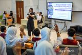Ketua Komunitas Indonesia Women in Cybersecurity (IWCS) Eva Noor memberikan pemaparan saat menjadi pemateri pada pelatihan keamanan siber di Kampus Telkom University, Kabupaten Bandung, Jawa Barat, Senin (6/10/2025). Komunitas Indonesia Women in Cybersecurity (IWCS) bersama Telkom University menggelar Cyber Safe Kids atau pelatihan keamanan siber bagi anak yang memberikan pelatihan kepada siswa SD dan SMP terkait pemahaman dasar keamanan siber dan cara melindungi diri serta memahami konten palsu dan risiko Artificial Intelligence (AI). ANTARA FOTO/Raisan Al Farisi/agr