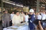 Presiden Prabowo Subianto meninjau aset sitaan negara milik PT  Smelter PT Tinindo Internusa di Jalan Ketapang Kecamatan Pangkalbalam Kota Pangkalpinang, Kepulauan Bangka Belitung,  Senin (6/10/2025). ANTARA/Aprionis
