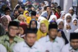 Anggota Nahdlatul Ulama (NU) beserta keluarga membacakan doa untuk korban runtuhnya bangunan mushala Pondok Pesantren (Ponpes) Al Khoziny di Rumah Sakit Bhayangkara H.S. Samsoeri Mertojoso, Surabaya, Jawa Timur, Senin (6/10/2025). Kegiatan doa bersama tersebut untuk mendoakan para korban serta memohon kelancaran dalam proses evakuasi korban yang belum ditemukan. Antara Jatim/Rizal Hanafi/um