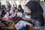 Siswa belajar membatik dalam Festival Pesona Wastra Indramayu, di Gedung Eks Landraad, Indramayu, Jawa Barat, Selasa (7/10/2025). Festival yang digelar Dinas Pendidikan dan Kebudayaan (Disdikbud) Kabupaten Indramayu itu untuk mengenalkan warisan kain tradisional pada generasi muda. ANTARA FOTO/Dedhez Anggara/agr