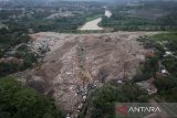 Foto udara pekerja mengoperasikan ekskavator untuk meratakan sampah di Tempat Pembuangan Akhir (TPA) Cipeucang, Tangerang Selatan, Banten, Senin (6/10/2025). Kementerian Lingkungan Hidup memberi waktu hingga Desember 2025 bagi Pemerintah Kota Tangerang Selatan untuk menuntaskan permasalahan pengelolaan sampah TPA Cipeucang akibat praktik open dumping atau pembuangan sampah terbuka yang melanggar aturan pengelolaan lingkungan. ANTARA FOTO/Putra M. Akbar/gp