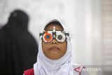 Siswa menjalani pemeriksaan mata dalam acara bakti sosial hari Penglihatan sedunia di di alun-alun Indramayu, Jawa Barat, Selasa (7/10/2025). Kegiatan pemeriksaan mata dan pembagian kacamata gratis yang digelar Gabungan Pengusaha Optik Indonesia (Gapopin) Indramayu itu menyasar 200 siswa sekolah sebagai bentuk kepedulian terhadap kesehatan mata anak Indonesia. ANTARA FOTO/Dedhez Anggara/agr