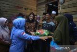 Wakil Menteri Kependudukan dan Pembangunan Keluarga/Wakil Kepala  BKKBN, Ratu Ayu Isyana Bagoes Oka (ketiga kiri) menyerahkan bantuan pangan beras kepada seorang ibu hamil dari keluarga prasejahtera saat kunjungan ke daerah pedalaman Desa Siron Blang, kabupaten Aceh Besar, Aceh, Selasa (7/10/2025). Kunjungan Ratu Ayu Isyana Bagoes Oka ke kampung potensi stunting di daerah itu untuk mensosialisasikan program Gerakan Orang Tua Asuh Cegah Stunting (Genting) melaui edukasi kepada masyarakat dan menggalang kolaborasi  dengan semua pihak dalam pemenuhan nutrisi ibu hamil, program makan bergizi gratis serta menjaga kesehatan lingkungan. ANTARA FOTO/Ampelsa.