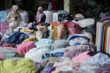 Calon pembeli memilih bahan kain tekstil di Cipadu, Kota Tangerang, Banten, Rabu (8/10/2025). Kementerian Perindustrian mencatat sepanjang Januari - Agustus 2025 ekspor tekstil dan produk tekstil tercatat 8,01 miliar dolar Amerika atau meningkat 0,24 persen dibandingkan periode yang sama pada tahun sebelumnya sebesar 7,98 miliar dolar Amerika yang menunjukkan daya saing produk manufaktur Indonesia mulai menguat kembali di pasar internasional. ANTARA FOTO/Putra M. Akbar/gp