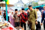 Pelaku UMKM raup cuan di stand bazar HUT Pasaman, Bupati: Kita bangga, produk lokal semakin berkembang