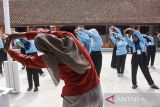 Siswa mengikuti senam sehat saat Masa Pengenalan Lingkungan Sekolah (MPLS) Sekolah Rakyat Terintegrasi 41 di Sambong Pari, Kota Tasikmalaya, Jawa Barat, Rabu (8/10/2025). Sebanyak 75 siswa dari kalangan keluarga miskin mengikuti program Sekolah Rakyat Terintegrasi tingkat sekolah dasar (SD) dan sekolah menengah pertama (SMP). ANTARA FOTO/Adeng Bustomi/agr