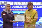 Bupati Kapuas dianugrahi oleh PWI sebagai tokoh peduli pers