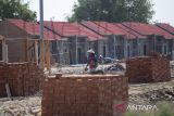 Pekerja menyelesaikan pembangunan rumah subsidi di Indramayu, Jawa Barat, kamis (9/10/2025). Menteri Perumahan dan Kawasan Permukiman (PKP) Maruarar Sirait menyatakan hingga awal Oktober 2025 program rumah subsidi Fasilitas Likuiditas Pembiayaan Perumahan (FLPP) sudah terealisasi lebih dari 196.400 unit. ANTARA FOTO/Dedhez Anggara/agr