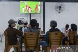 Warga menyaksikan pertandingan Timnas Indonesia  melawan Timnas Arab Saudi pada laga pertama Grup B putaran keempat Kualifikasi Piala Dunia 2026 zona Asia di Warkop Agam Legenda, Pasar Kemis, Kabupaten Tangerang, Banten, Kamis (9/10/2025). Pengelola warung kopi tersebut menggelar nonton bareng (nobar) untuk warga sebagai bentuk dukungan kepada Timnas Indonesia. ANTARA FOTO/Putra M. Akbar/gp