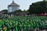 Peserta mengikuti senam bersama pada peringatan Hari Telur Sedunia di alun-alun Ponorogo, Jawa Timur, Kamis (9/10/2025). Kegiatan yang digelar Pemkab Ponorogo bersama Pusat Koperasi Gugus Ternak Jawa Timur dan Muslimat NU Ponorogo tersebut diikuti ribuan peserta dari Muslimat NU, Ikatan Guru PAUD, Ikatan Guru TK dimaksudkan untuk mendorong peningkatan konsumsi dan produksi telur ayam guna menjaga kesehatan dan meningkatkan perekonomian. ANTARA Jatim/Siswowidodo/mas.