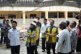 Dirjen Cipta Karya Kemen-PU Dewi Chomistriana (kedua kiri) dan jajaran didampingi pengasuh Ponpes Tremas melakukan audit kelaikan bangunan Pondok Pesantren Tremas, Pacitan, Jawa Timur, Jumat (10/10/2025). Kemen-PU bersama Kemenko Pemberdayaan Manusia menargetkan audit konstruksi bangunan tua 80 ponpes besar dengan jumlah santri di atas 1000 orang di seluruh Indonesia tuntas hingga akhir 2025 untuk mencegah insiden rubuhnya bangunan Ponpes Al Khoziny, Sidoarjo terulang. Antara Jatim/Destyan Sujarwoko/um