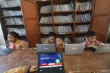Sejumlah siswa mengakses buku elektronik koleksi Perpustakaan Nasional melalui laptop di SD Negeri Tempurejo 1, Kota Kediri, Jawa Timur, Jumat (10/10/2025). Ruang digital ramah anak yang terhubung ke laman Perpustakaan Nasional tersebut sebagai upaya mendorong minat baca siswa sekaligus sebagai solusi keterbatasan jumlah koleksi buku bermutu di perpustakaan sekolah. Antara Jatim/Prasetia Fauzani/um