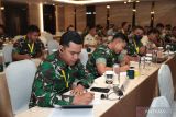 Prajurit TNI AD mengikut pelatihan belajar menjadi jurnalis
