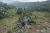 Foto udara Desa Wisata Cadas Ngampar yang dikelola BUMDes Gunungsari di Kabupaten Ciamis, Jawa Barat, Jumat (10/10/2025). Kementerian Desa dan Pembangunan Daerah Tertinggal menyebut World Bank atau Bank Dunia akan mendukung program peningkatan 15 ribu desa maju menjadi desa mandiri melalui pendanaan sekitar Rp13 triliun atau 800 juta dolar AS. ANTARA FOTO/Adeng Bustomi/agr