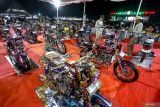 Juri menilai sepeda motor modifikasi saat kontes modifikasi motor klasik di Warujayeng, Nganjuk, Jawa Timur, Sabtu (11/10/2025). Kontes automotif modifikasi yang merupakan bagian dari kegiatan CB Bekicot ke-12 dan diikuti oleh ribuan peserta dari berbagai daerah itu bertujuan sebagai wadah bagi pecinta motor klasik untuk mengekspresikan kreativitasnya sekaligus ajang silaturahmi. Antara Jatim/Muhammad Mada/um