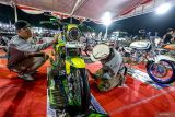 Juri menilai sepeda motor modifikasi saat kontes modifikasi motor klasik di Warujayeng, Nganjuk, Jawa Timur, Sabtu (11/10/2025). Kontes automotif modifikasi yang merupakan bagian dari kegiatan CB Bekicot ke-12 dan diikuti oleh ribuan peserta dari berbagai daerah itu bertujuan sebagai wadah bagi pecinta motor klasik untuk mengekspresikan kreativitasnya sekaligus ajang silaturahmi. Antara Jatim/Muhammad Mada/um